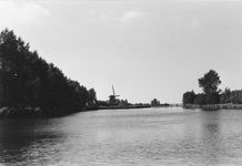 841826 Gezicht op de Vecht bij Nederhorst den Berg, met op de achtergrond de Hoekermolen te Vreeland.